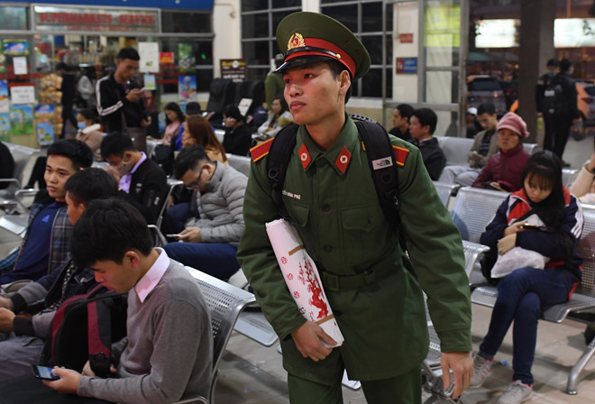 Người dân đi nghỉ Tết, đường phố Sài Gòn và Hà Nội kẹt cứng